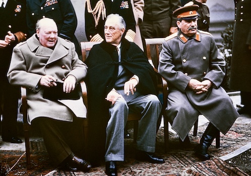 ウィンストン・チャーチル、フランクリン・D・ルーズベルト、ヨシフ・スターリンの3人が並んで座っている写真。