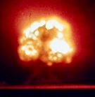 赤い背景の中で爆発する火球
