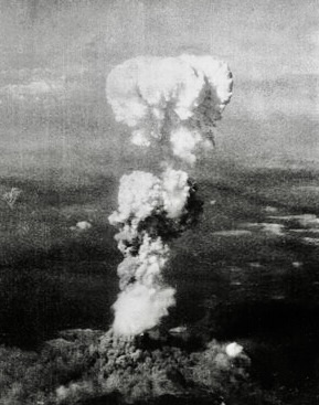 爆発によって発生した煙と火の柱が空に立ち上る様子の白黒写真