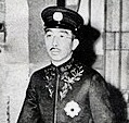 黒い制服を着た男性がポーズをとっている写真