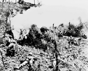 戦争中の兵士たちが煙の中で休んでいるモノクロ写真
