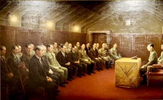 会議室での政府関係者や軍人の一団がテーブルに向かって座っている様子の絵画