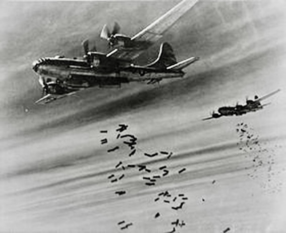二機の爆撃機が空中で爆弾を投下しているモノクロ写真