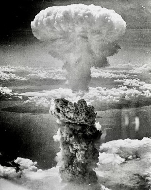 核爆発の際に発生したキノコ雲のモノクロ写真
