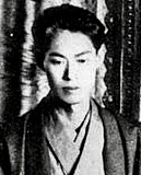 日本の伝統的な衣装を着た女性のモノクロ写真