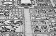 古代の都市計画を示す航空写真。川や建物、整然とした通りが描かれている。