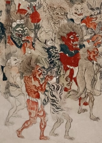 日本の伝説の生き物や鬼の群れが描かれたアート作品。