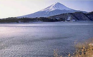雪をかぶった富士山と静かな湖の風景