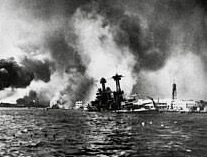 煙が立ち上る海上の戦艦