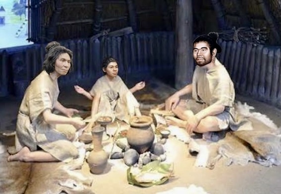古代の集落で料理を囲む三人の人物。土器や食材が並ぶ草地で、自然光が差し込むシーン。
